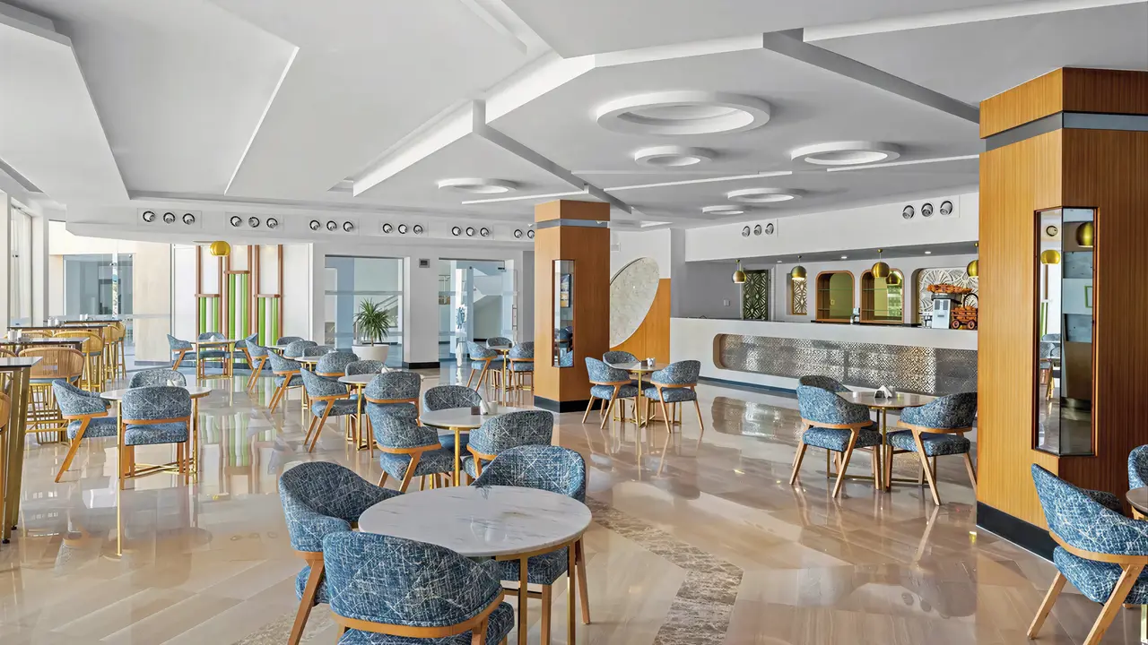 Wnętrze eleganckiego lobby w Albatros Beach Resort