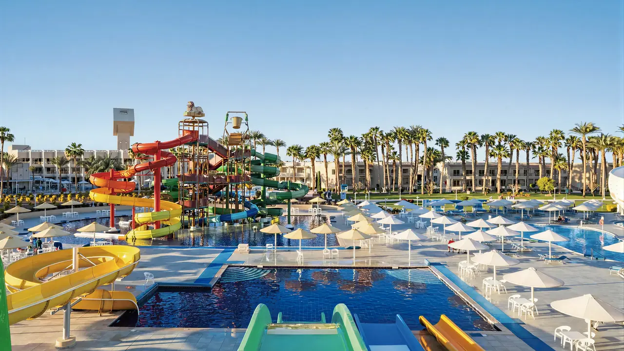 Zjeżdżalnie wodne w kompleksie Albatros Beach Resort