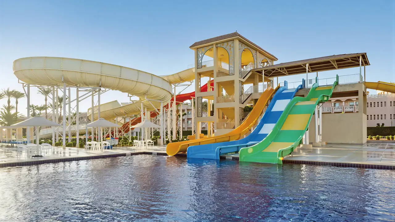 Kolorowe zjeżdżalnie wodne w Albatros Beach Resort