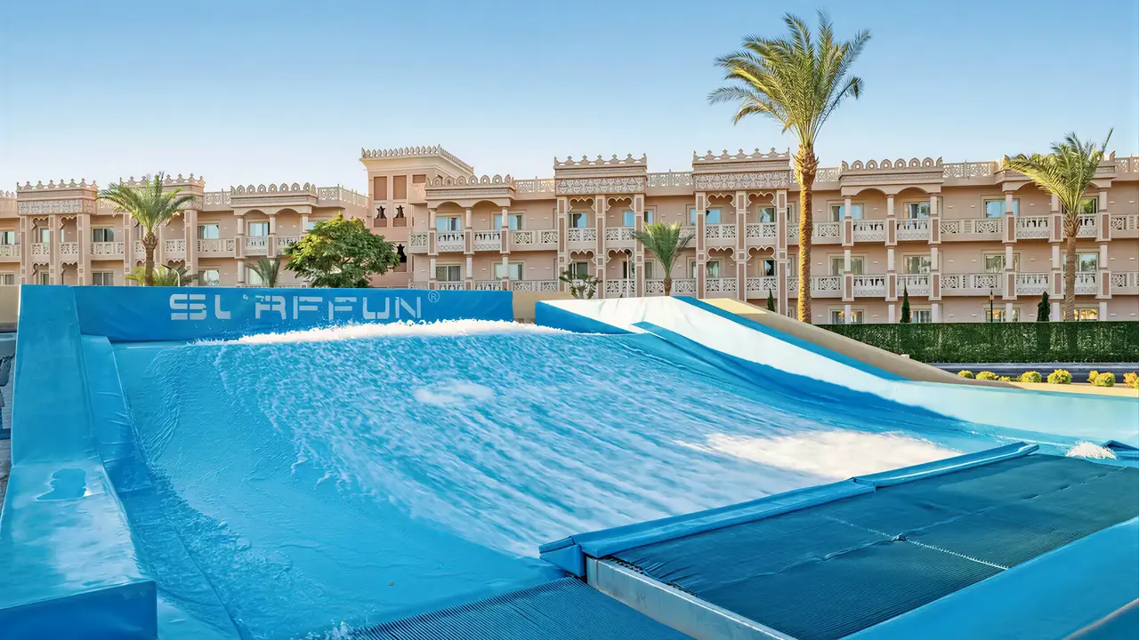 Sztuczna fala surfingowa w Albatros Beach Resort