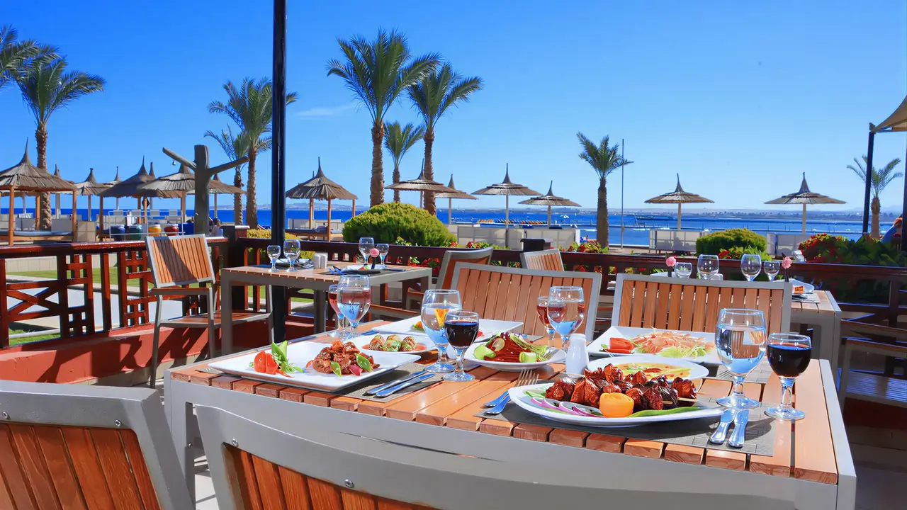 Stolik z jedzeniem na tarasie w Albatros Beach Resort