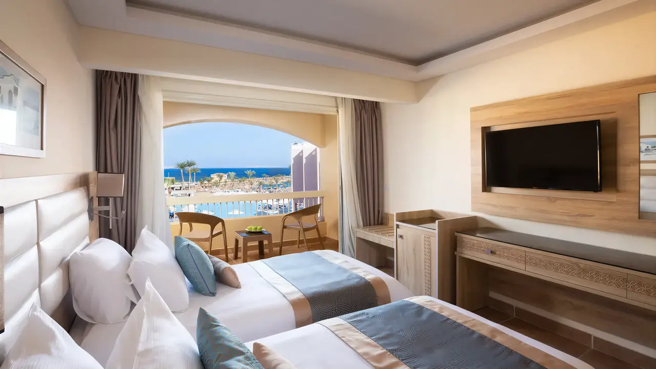 Pokój z łóżkami i widokiem w Albatros Beach Resort
