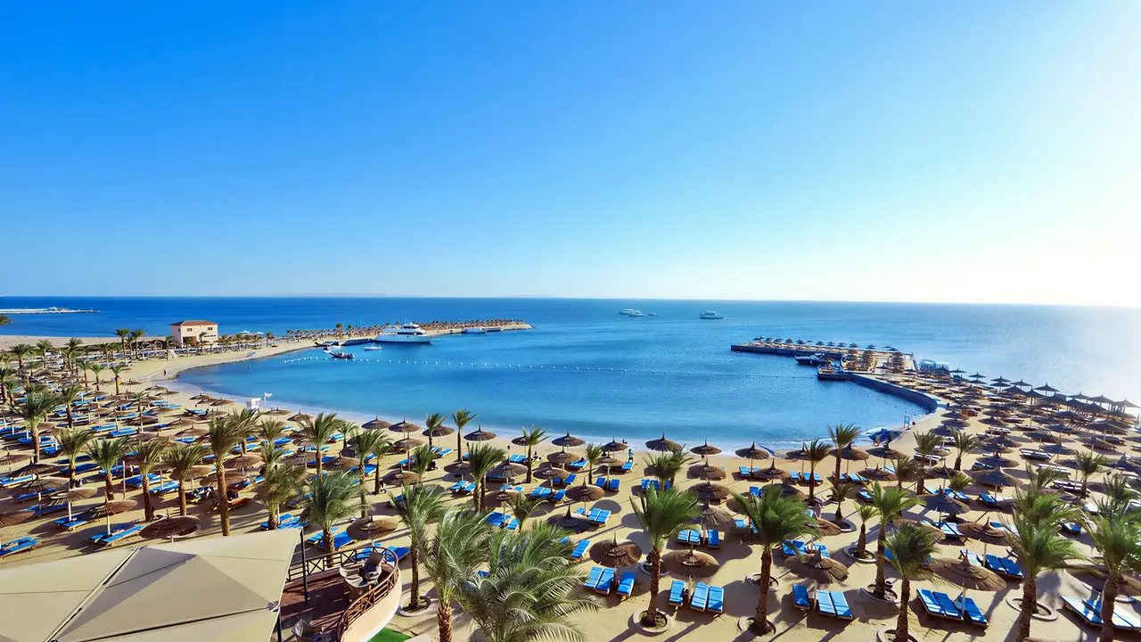 Panoramiczny widok na kompleks Albatros Beach Resort i plażę