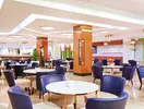Jadalnia z niebieskimi krzesłami w Albatros Beach Resort