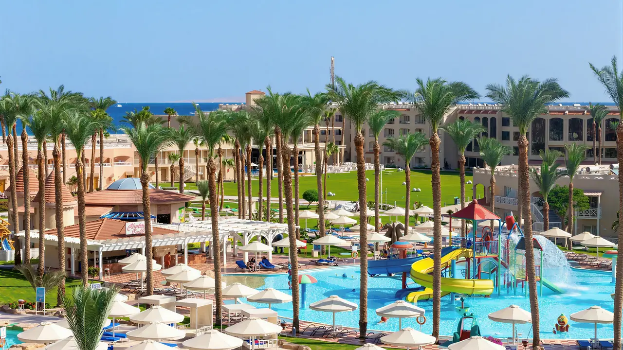 Widok na kompleks wypoczynkowy Albatros Beach Resort z basenami
