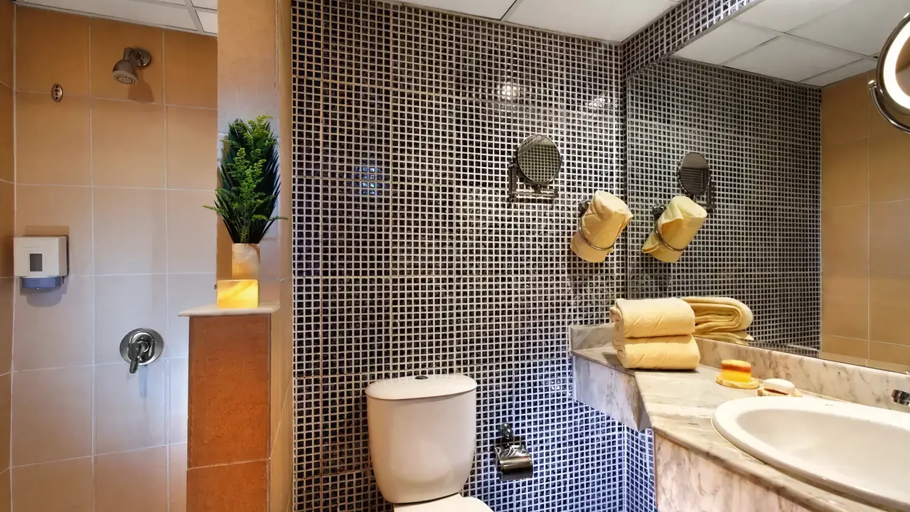 Łazienka w Albatros Beach Resort z toaletą i umywalką