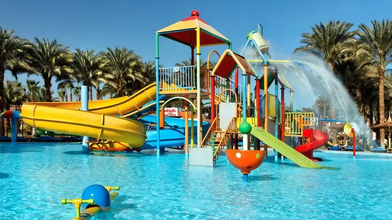 Wodny plac zabaw w Albatros Beach Resort ze zjeżdżalniami
