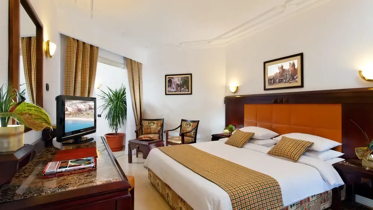 Przytulny pokój z łóżkiem w Albatros Beach Resort