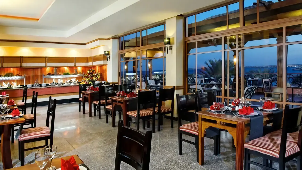 Restauracja w hotelu Albatros Beach Resort z nakrytymi stołami