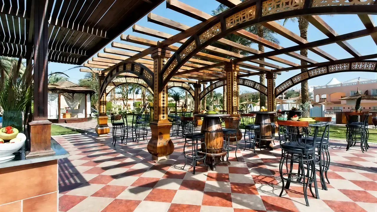 Strefa z wysokimi stołkami w Albatros Beach Resort