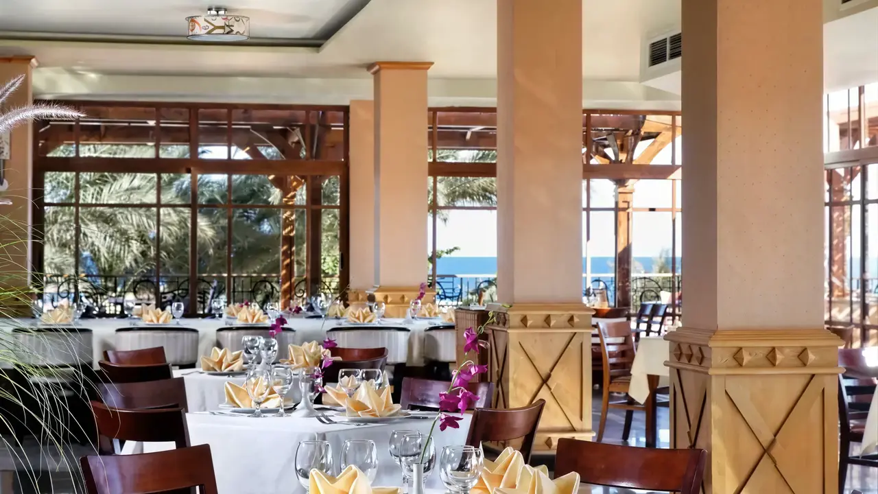 Elegancka restauracja w Albatros Beach Resort z nakrytym stołem