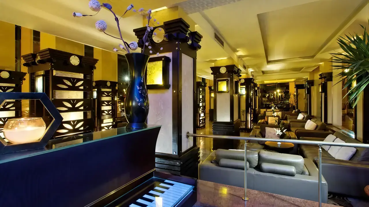 Elegancki salon z pianinem w Albatros Beach Resort
