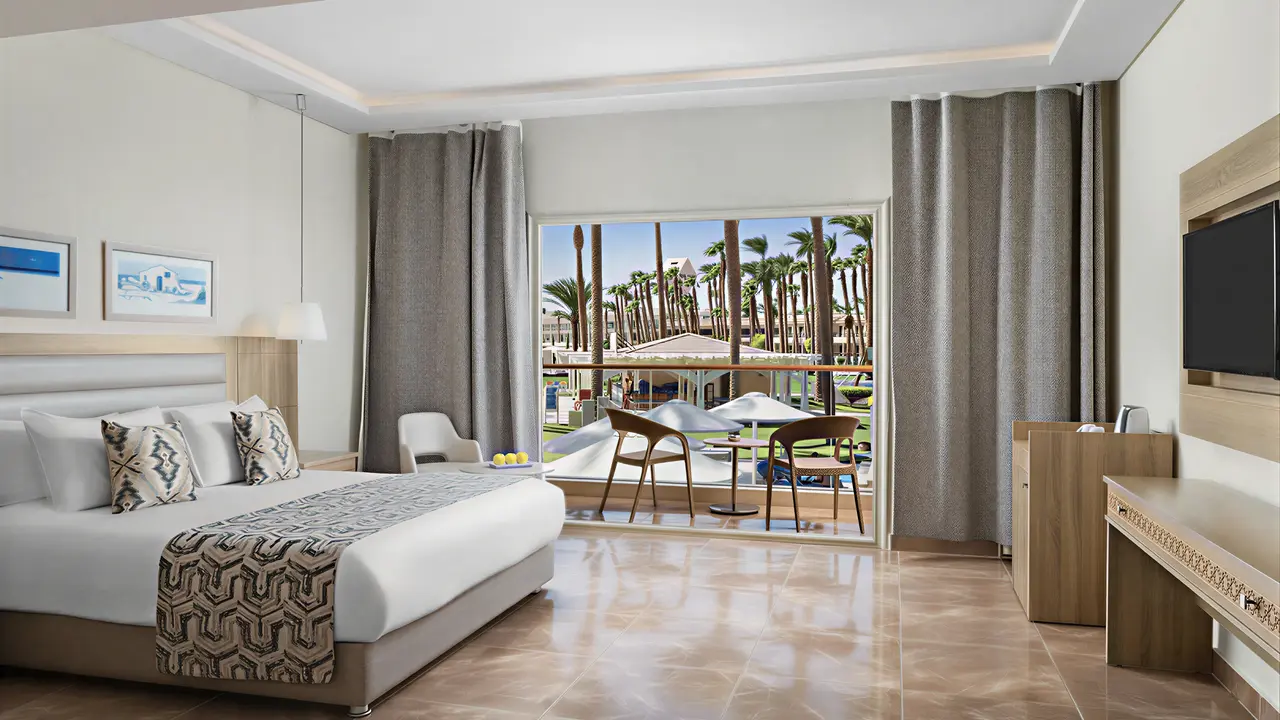 Nowoczesna sypialnia w hotelu Albatros Beach Resort z balkonem