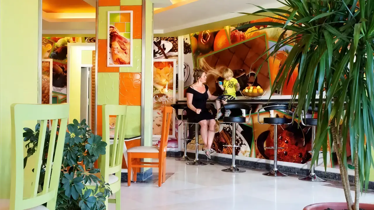 Bar z hokerami w hotelu Albatros Beach Resort