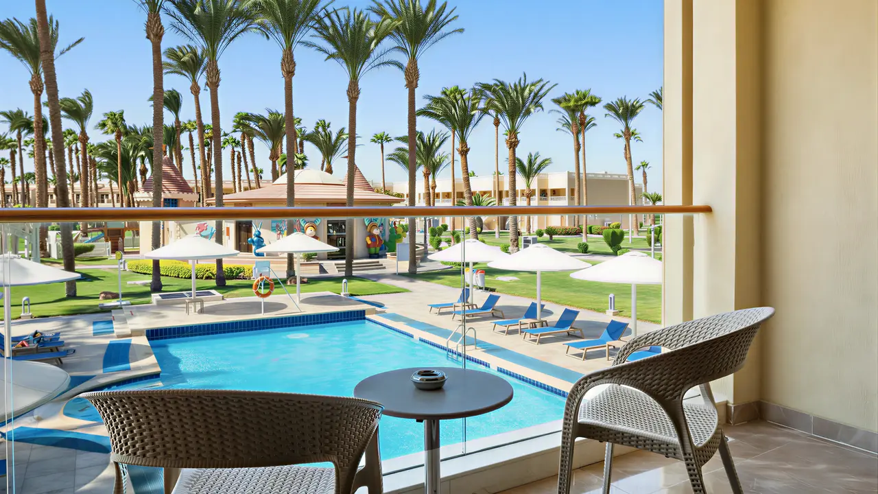 Balkon z widokiem na basen w Albatros Beach Resort