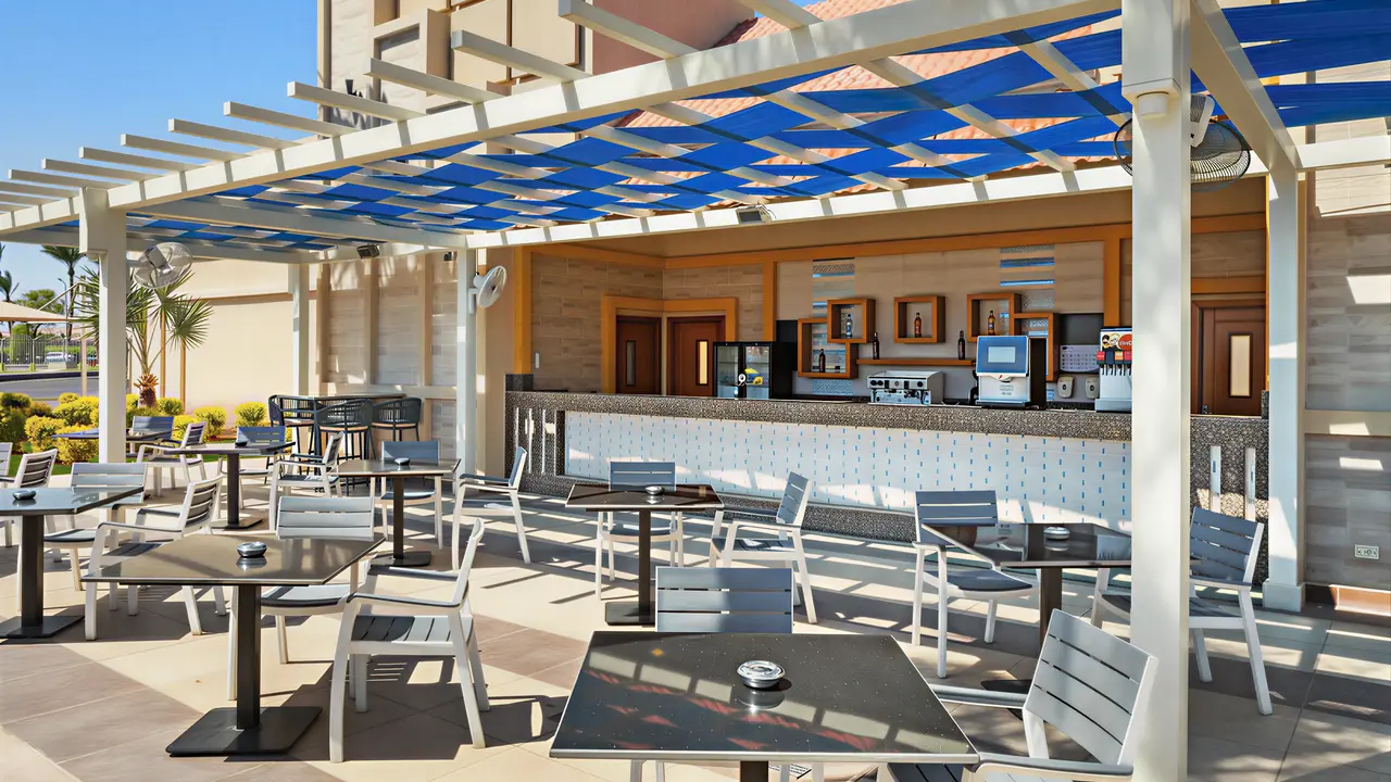 Bar zewnętrzny z stolikami w Albatros Beach Resort