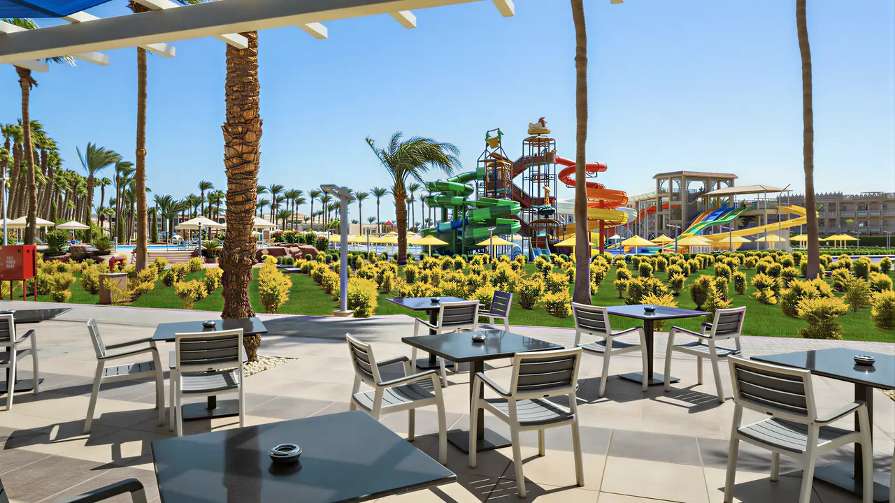 Zjeżdżalnie wodne w Albatros Beach Resort z widokiem na taras