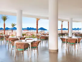 Restauracja w Albatros Beach Resort z widokiem na plażę