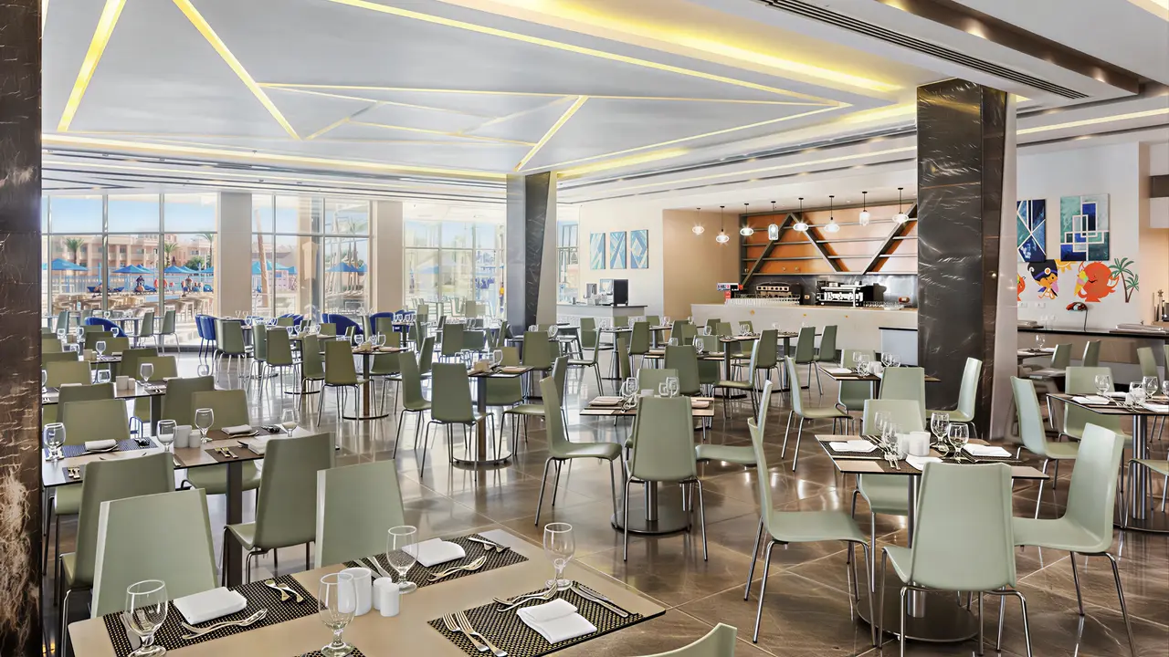 Restauracja w hotelu Albatros Beach Resort z nakrytymi stołami