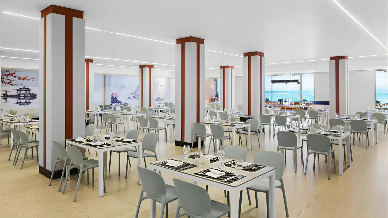 Jasna restauracja w Albatros Beach Resort z białymi stołami