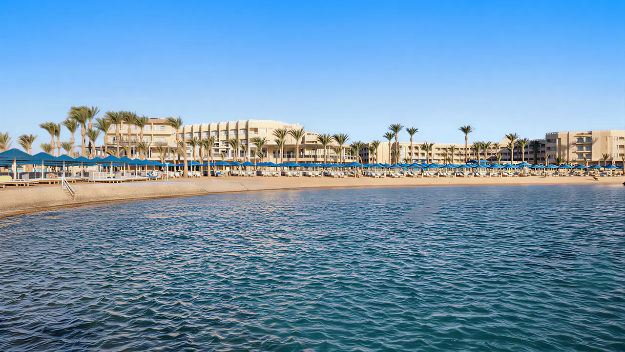 Widok na kompleks Albatros Beach Resort znad brzegu morza