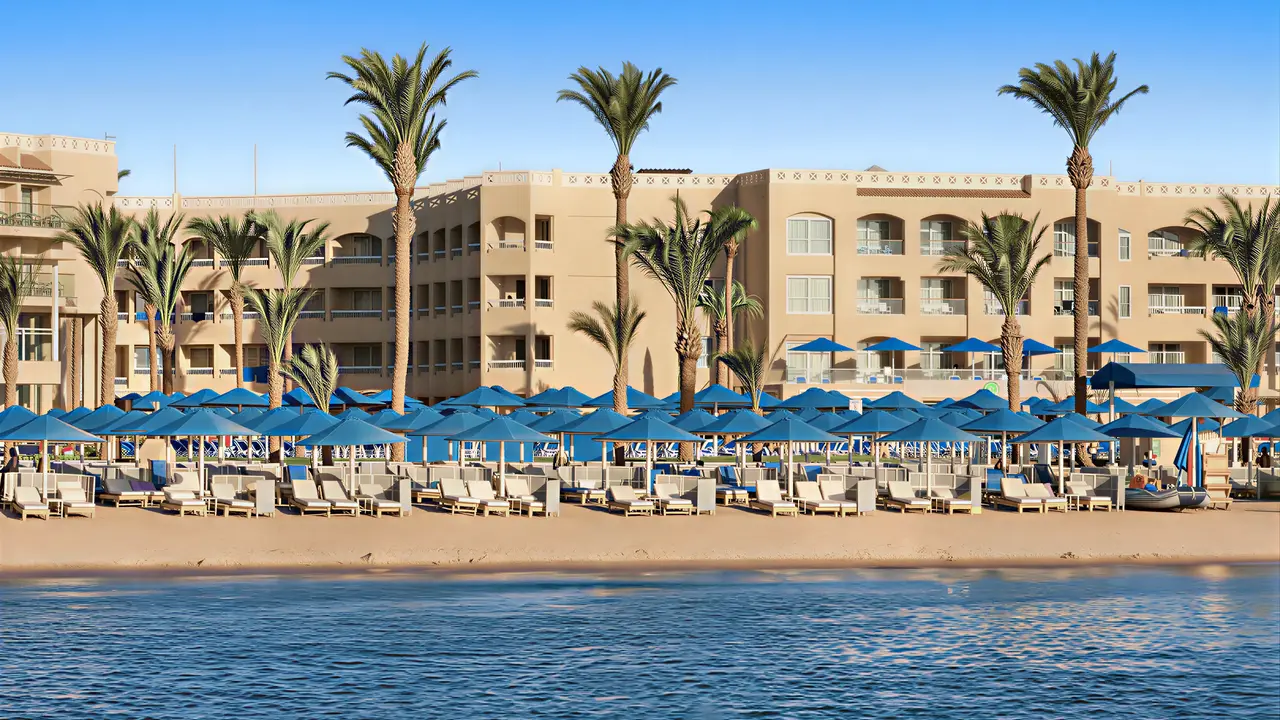 Widok na kompleks Albatros Beach Resort z plaży