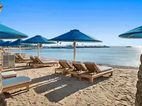 Leżaki i parasole na plaży w Albatros Beach Resort
