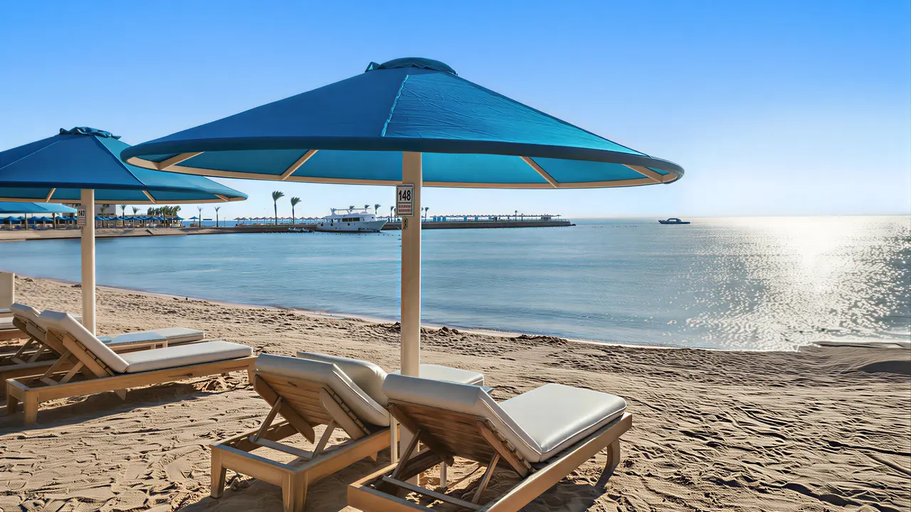 Leżaki i parasole na plaży w Albatros Beach Resort