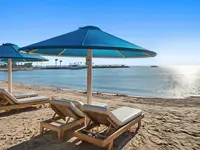 Leżaki i parasole na plaży w Albatros Beach Resort