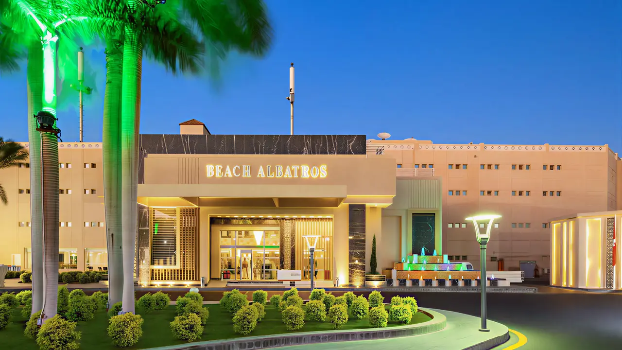 Elewacja i wejście do budynku Albatros Beach Resort