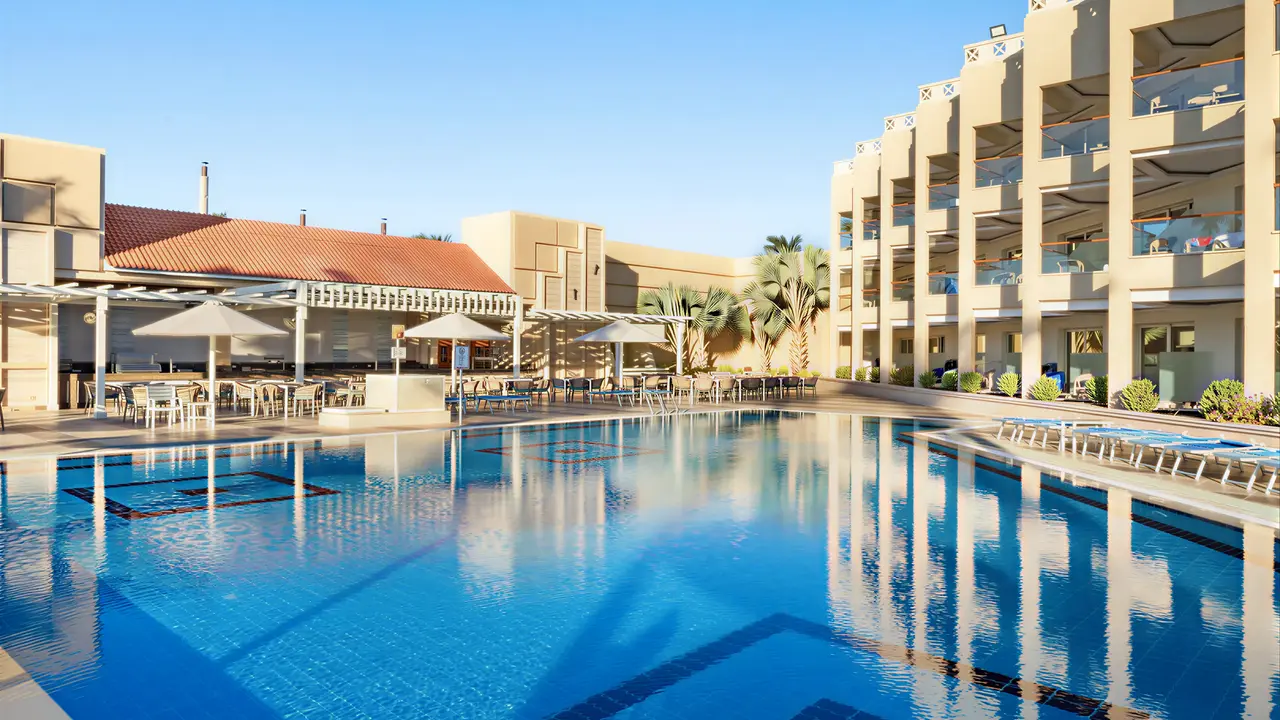 Basen i strefa wypoczynku w Albatros Beach Resort