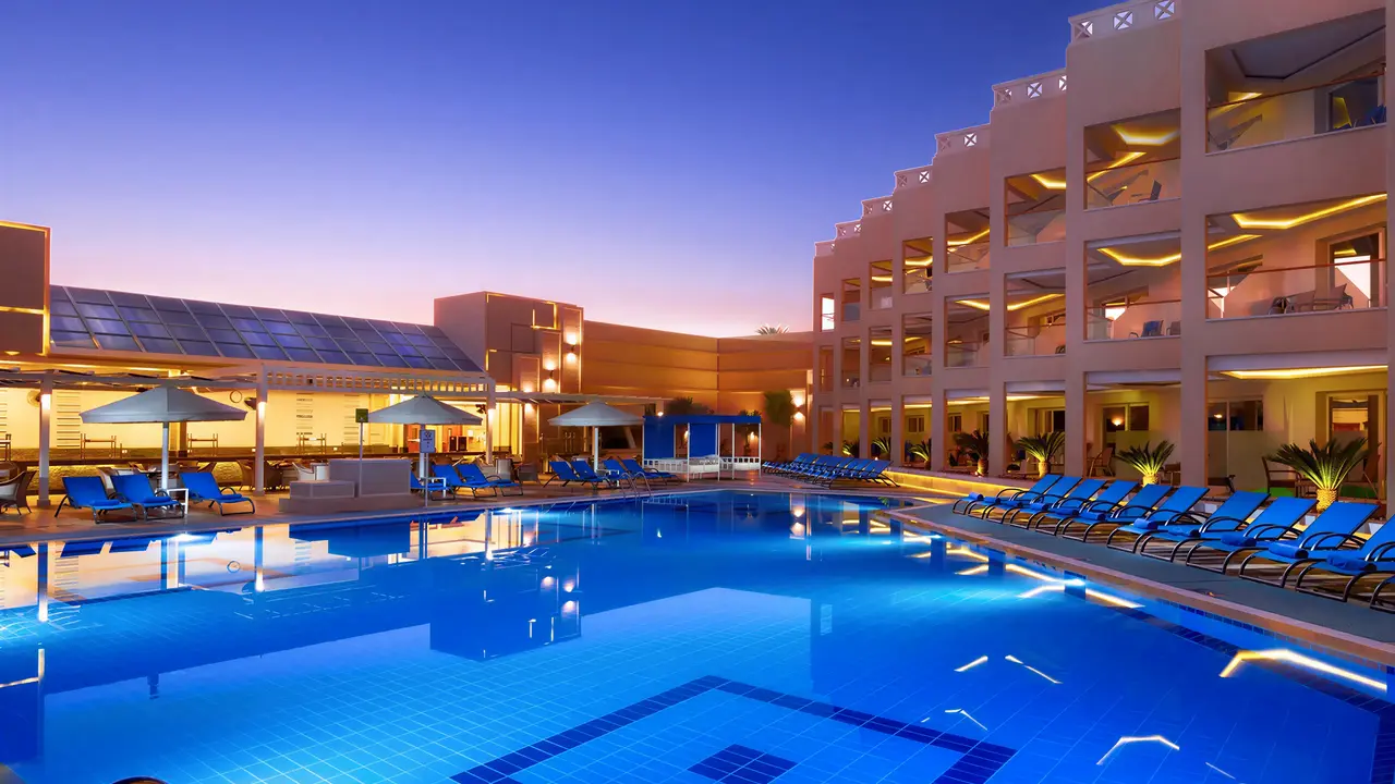 Basen w Albatros Beach Resort z leżakami wieczorem