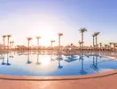 Basen z leżakami w Albatros Beach Resort