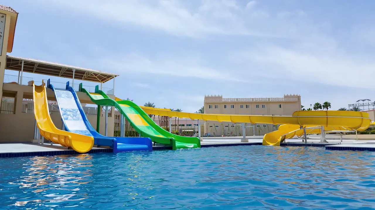 Zjeżdżalnie wodne w basenie Albatros Beach Resort