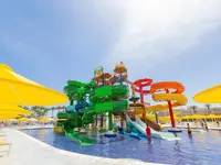 Kolorowe zjeżdżalnie wodne w Albatros Beach Resort
