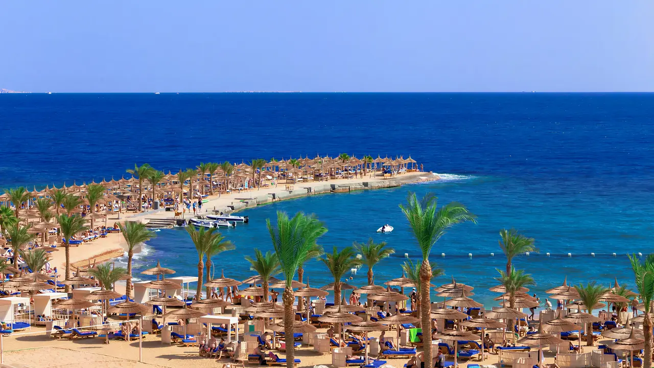Widok na kompleks Albatros Beach Resort z plażą