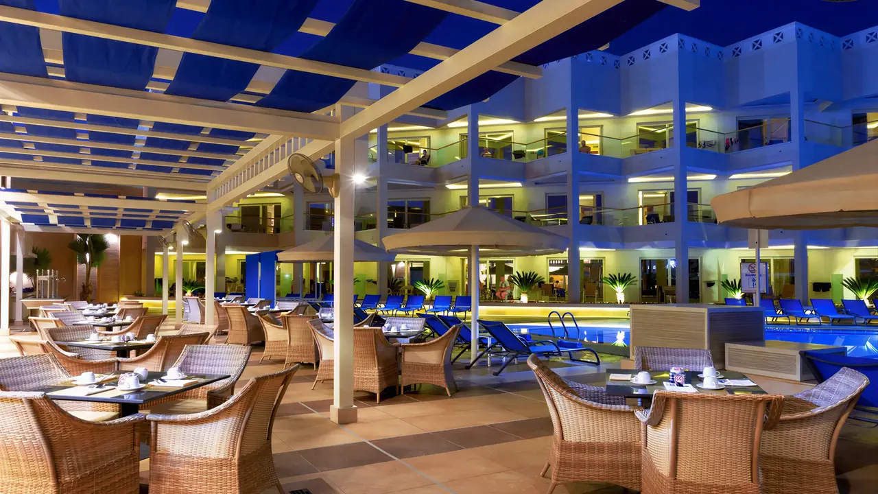 Restauracja na świeżym powietrzu w Albatros Beach Resort