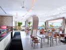 Restauracja w Albatros Beach Resort z widokiem na plażę