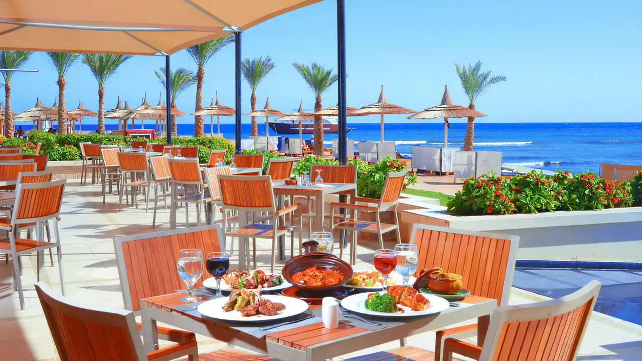Restauracja na świeżym powietrzu w Albatros Beach Resort