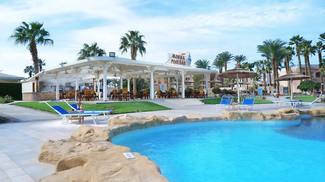 Basen z leżakami w hotelu Albatros Beach Resort