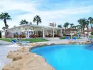 Basen z leżakami w hotelu Albatros Beach Resort