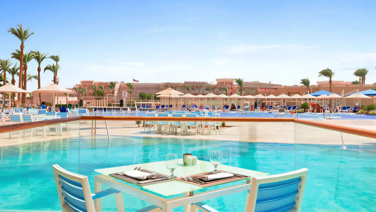 Stolik w basenie w hotelu Albatros Beach Resort