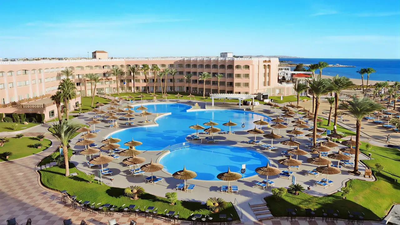 Widok na kompleks basenów w Albatros Beach Resort