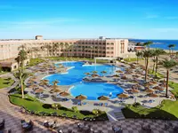 Widok na kompleks basenów w Albatros Beach Resort
