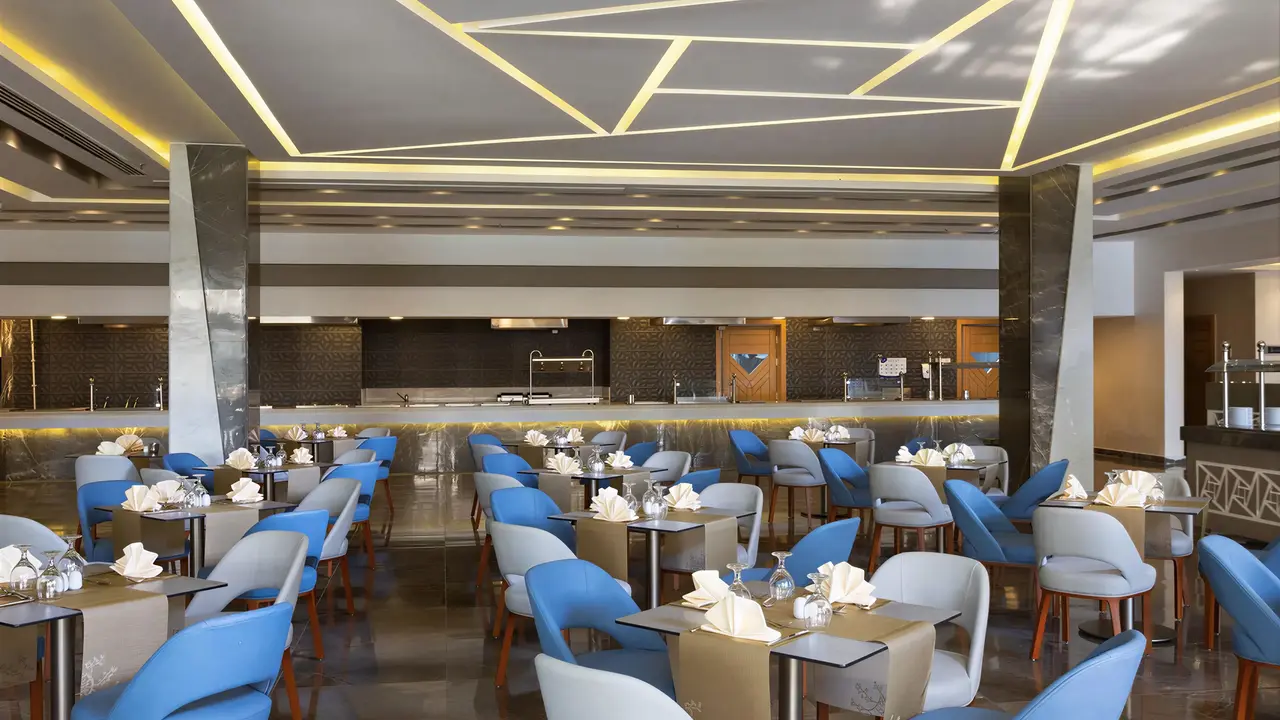 Restauracja z niebieskimi krzesłami w Albatros Beach Resort