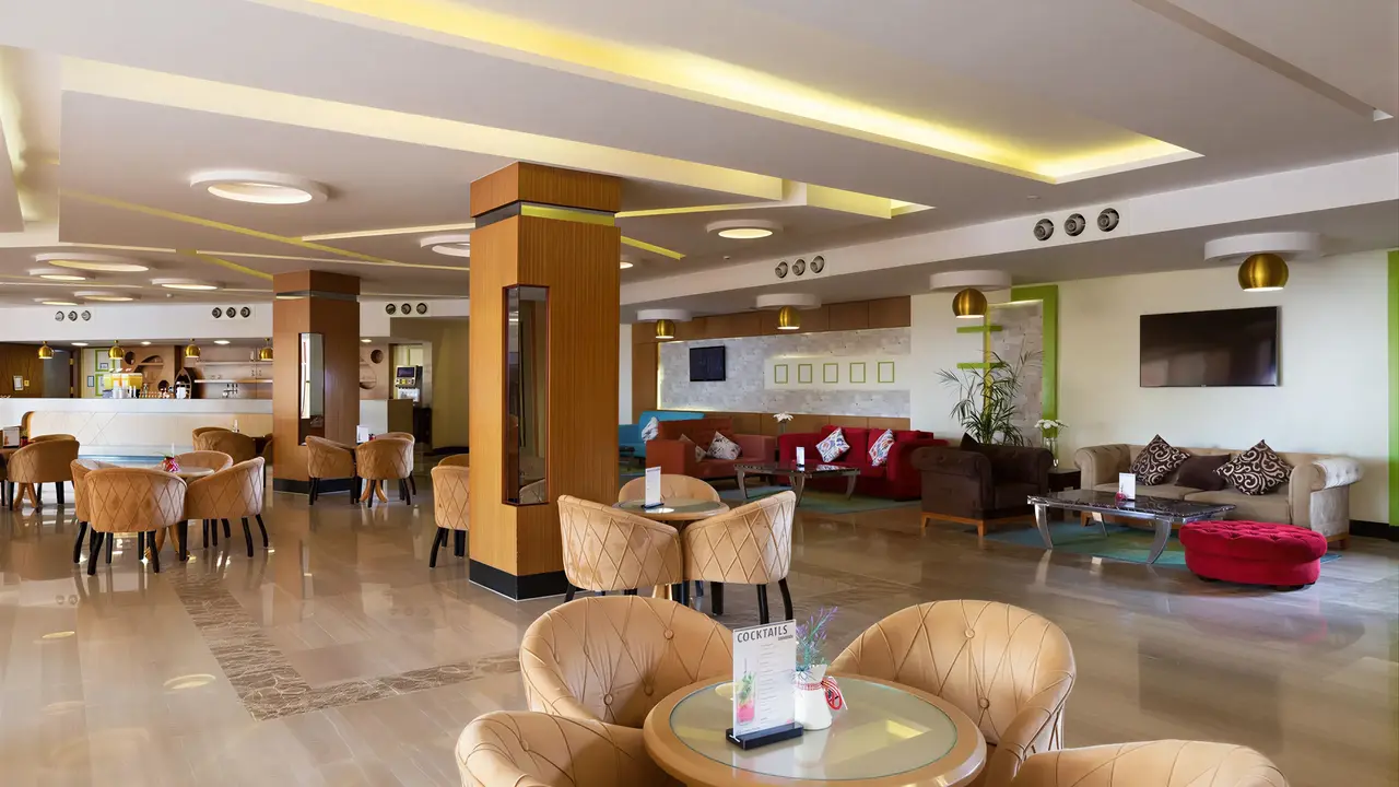 Wnętrze eleganckiego lobby w Albatros Beach Resort