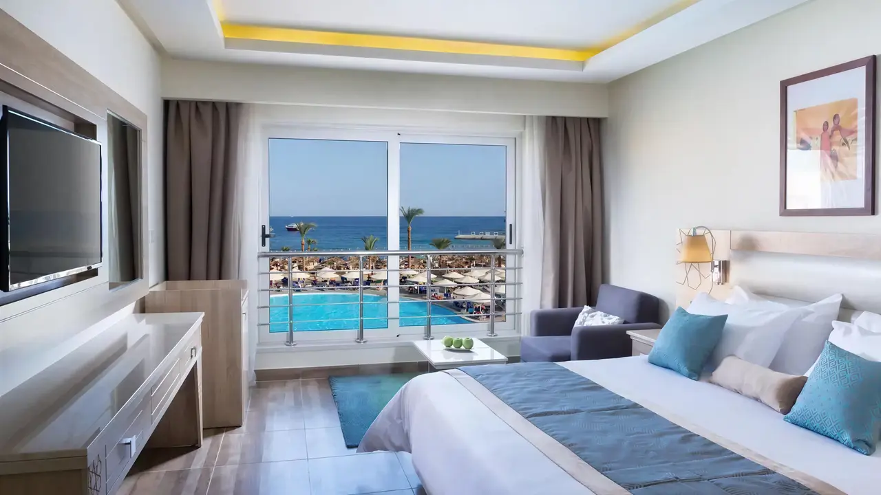 Nowoczesna sypialnia z widokiem w Albatros Beach Resort