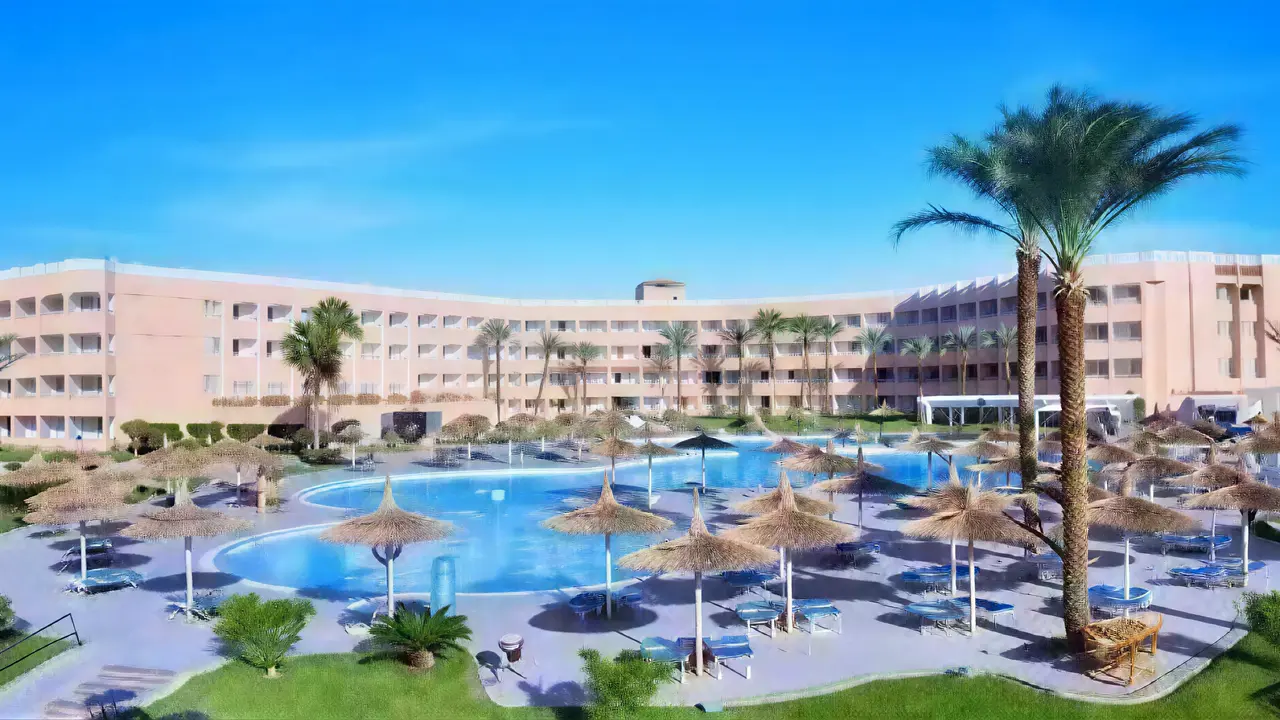 Widok na kompleks i baseny w Albatros Beach Resort