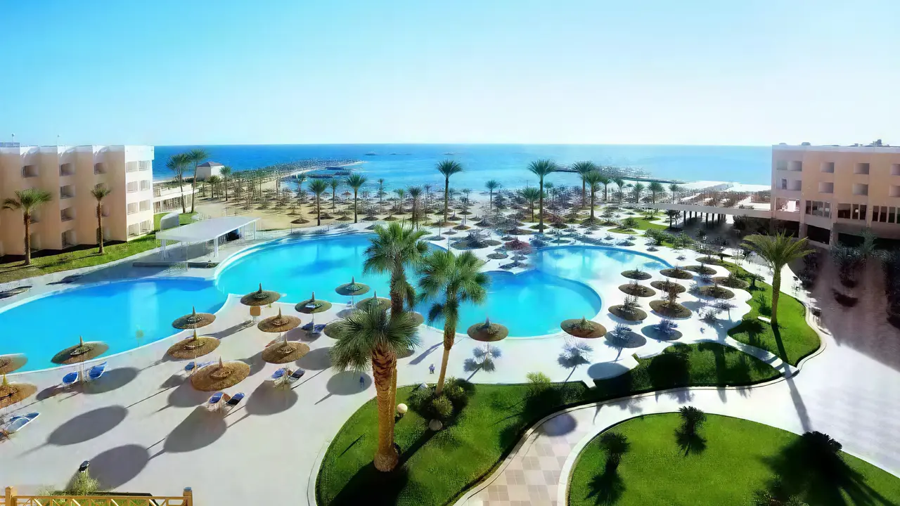 Widok na kompleks basenów w Albatros Beach Resort