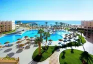 Widok na kompleks basenów w Albatros Beach Resort